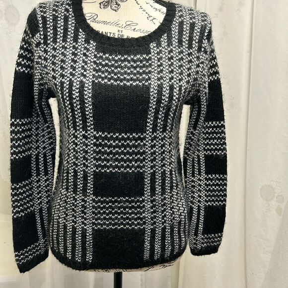 Gap size small, fuzzy sweater - Picture 1 of 5
